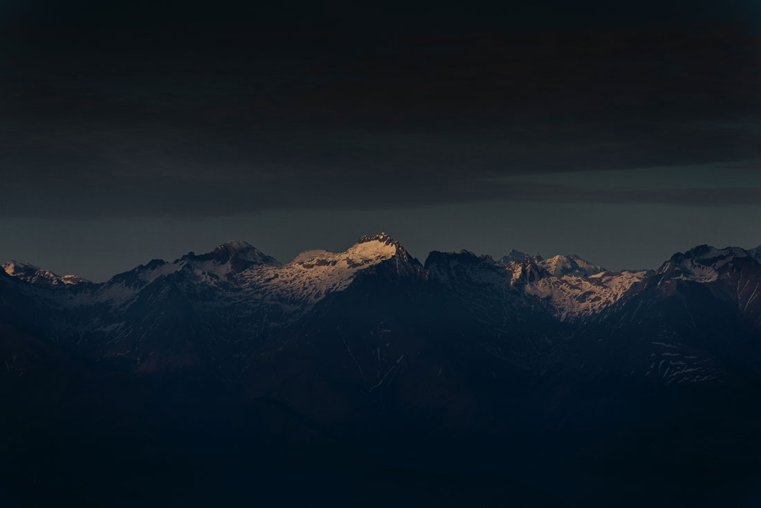 Berge und Himmel bei Nacht