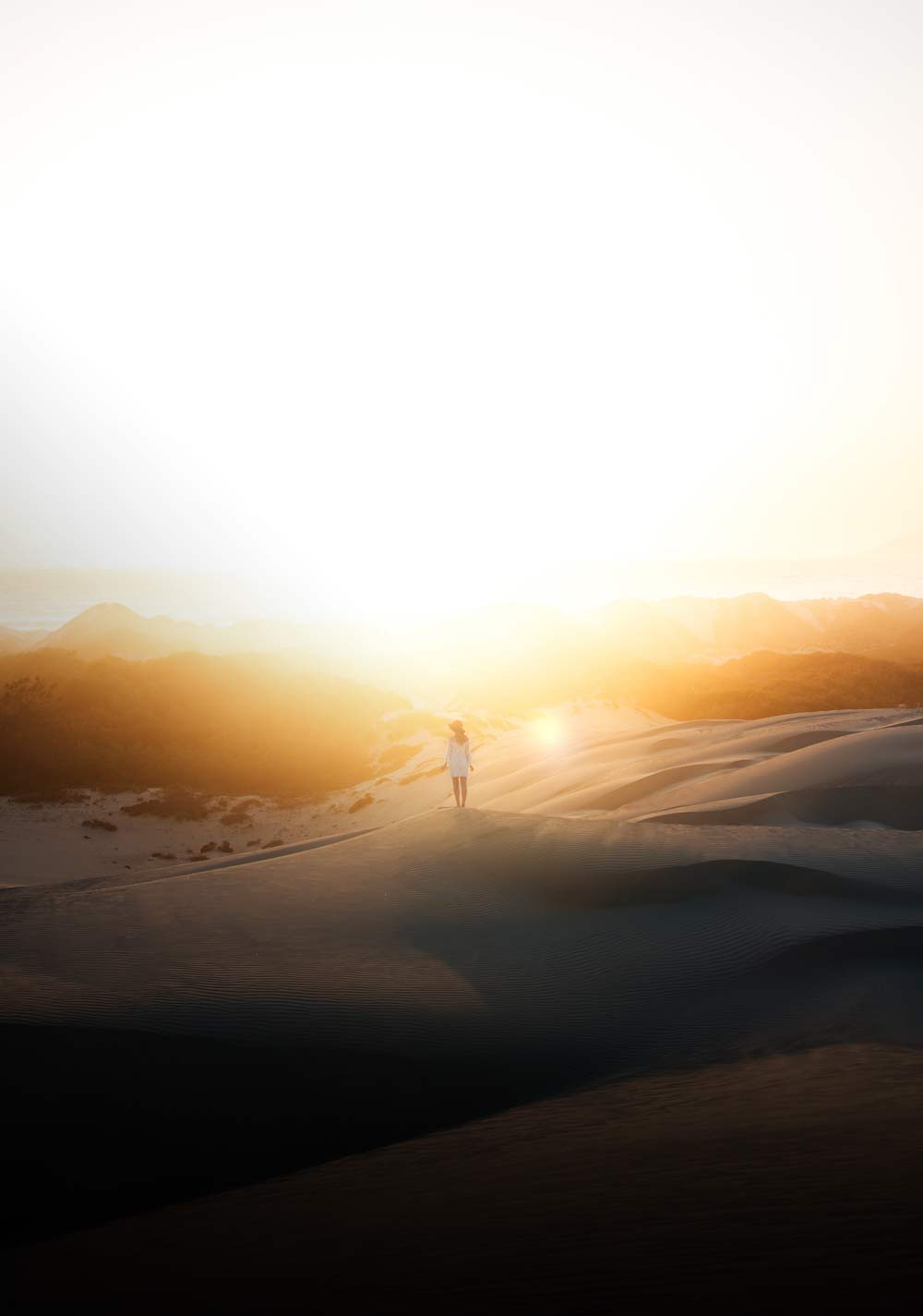 Person auf Sanddühne 