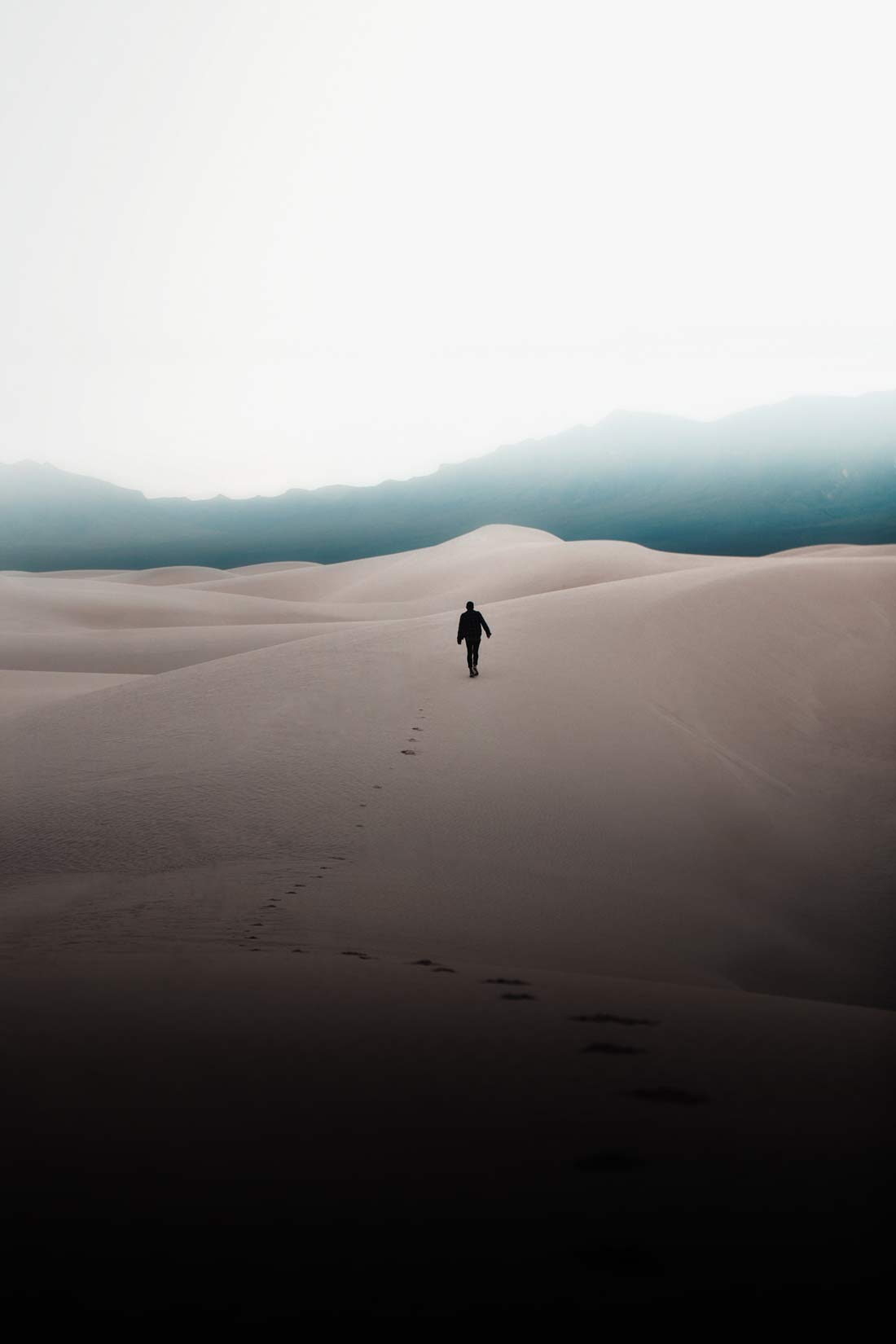 Person auf Sanddühne