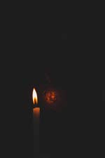 Kerze bei Dunkelheit